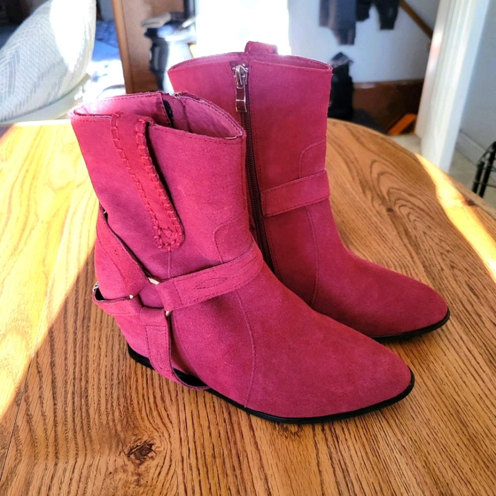 Ladies suede boots